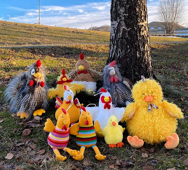 Hovedbilde Strikket høne med grønne striper