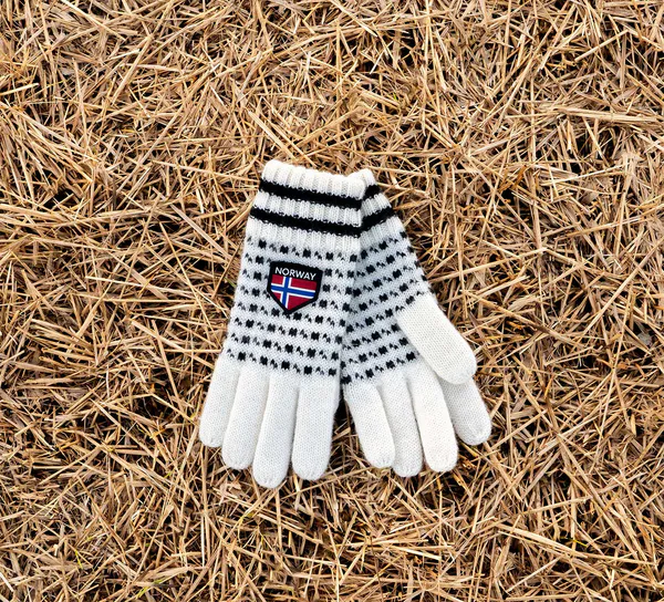 Main Image Knitted mittens, Islender pattern, white/black