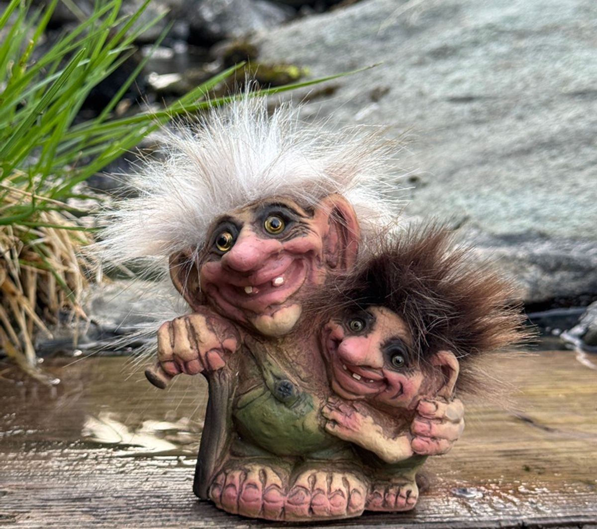 Trollbestefar med barnebarn (troll nr. 229)