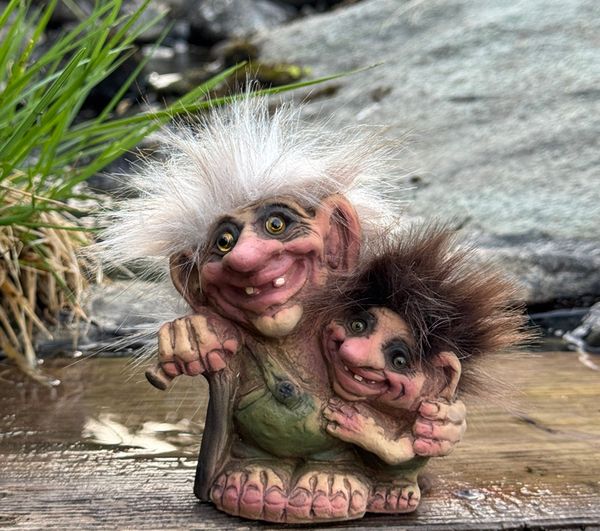 Main Image Troll grandfather with grandchild (Troll #229)